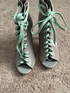 Aldo Light Gray Peep-Toe Lace-Up Ankle Heels with Mint Laces

Size 38
US 7-7.5